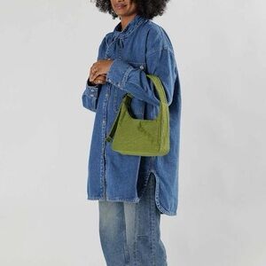 Baggu mini nylon shoulder bag in Avocado